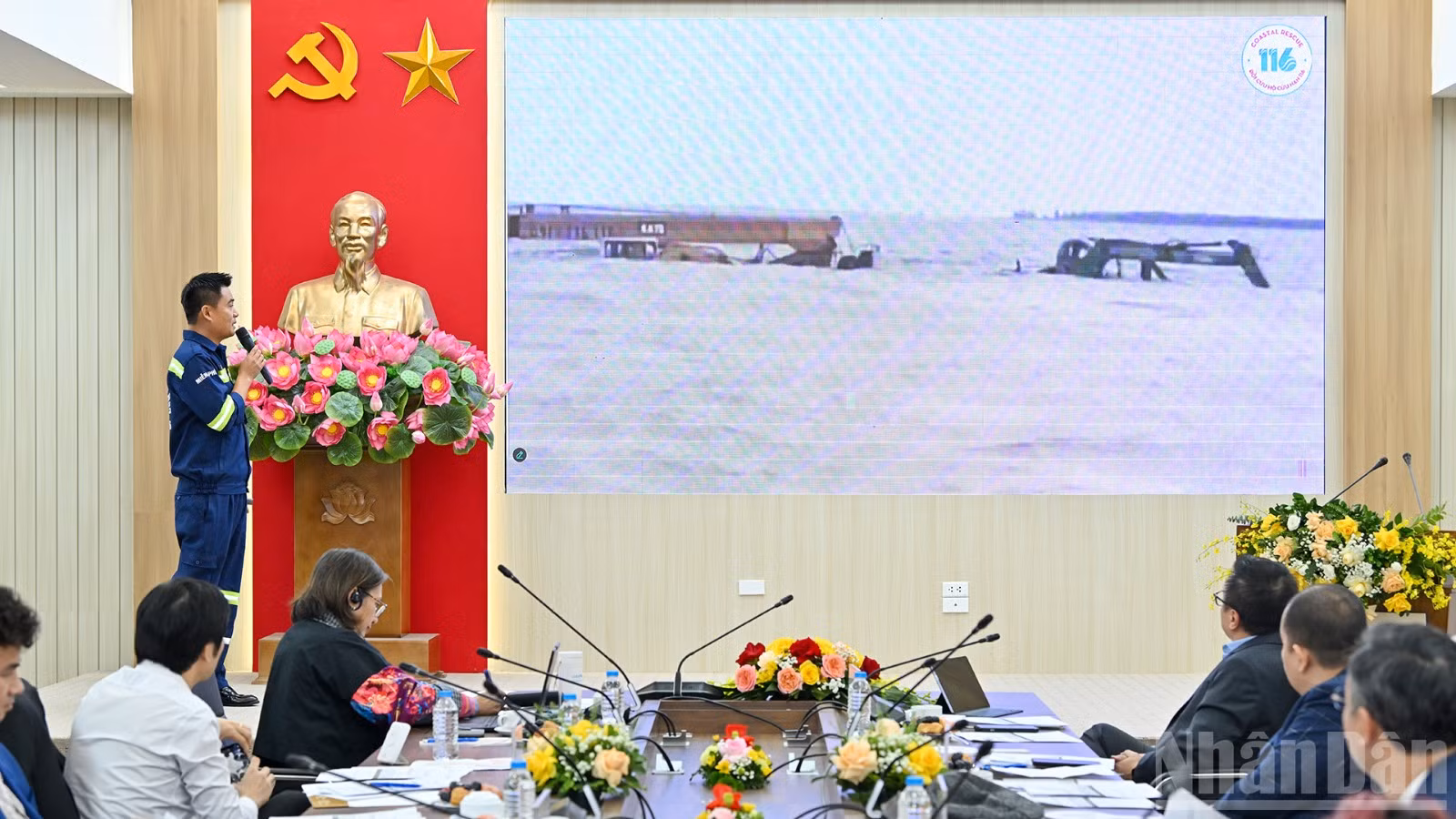 Đại diện Đội cứu hộ, cứu nạn 116 chia sẻ về dự án "Tình người trong cơn sóng" tại Vòng chung kết Giải thưởng Hành động vì Cộng đồng 2025. (Ảnh: THỦY NGUYÊN)