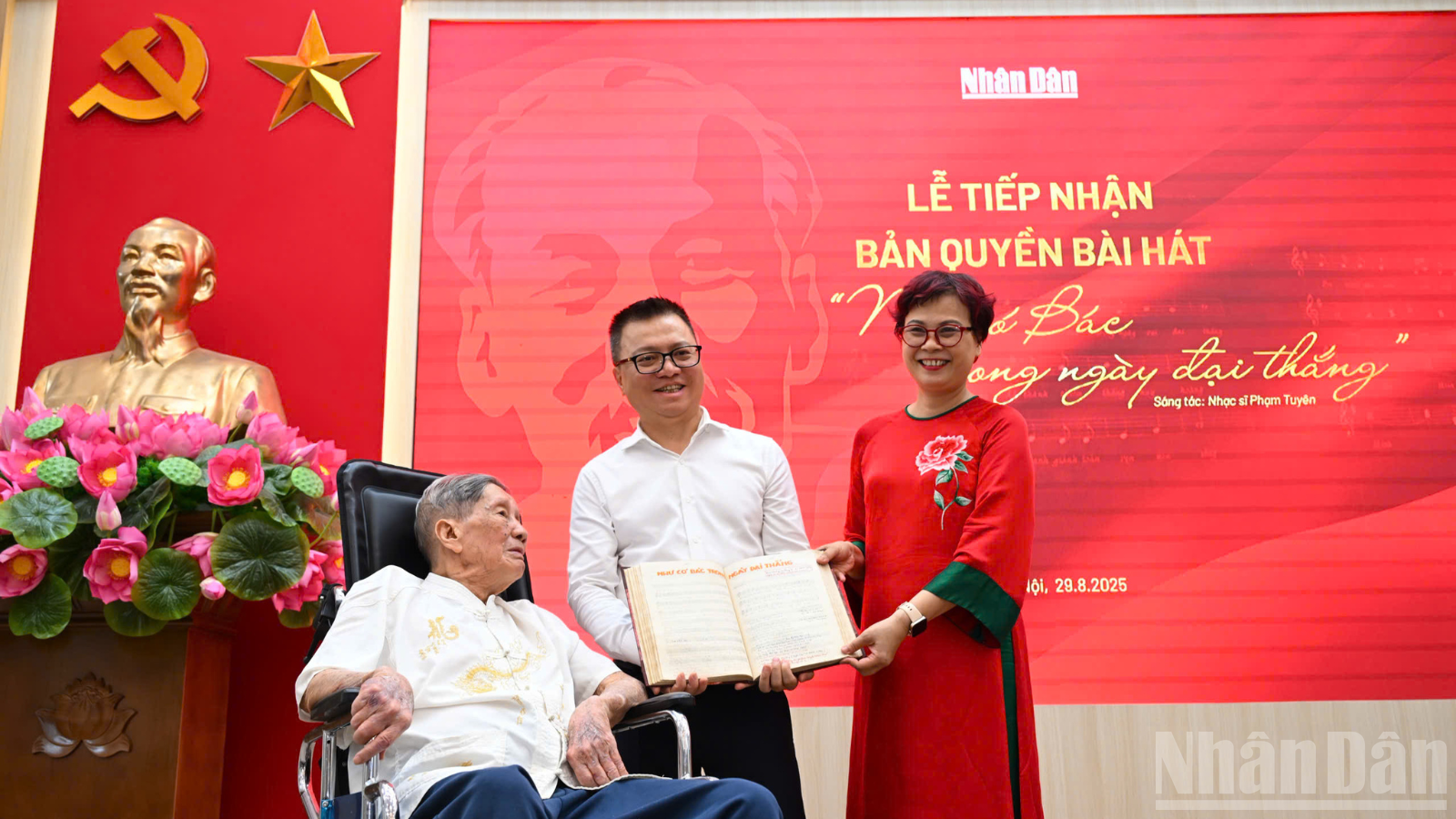 Tổng Biên tập Lê Quốc Minh chụp ảnh lưu niệm với gia đình nhạc sĩ Phạm Tuyên.