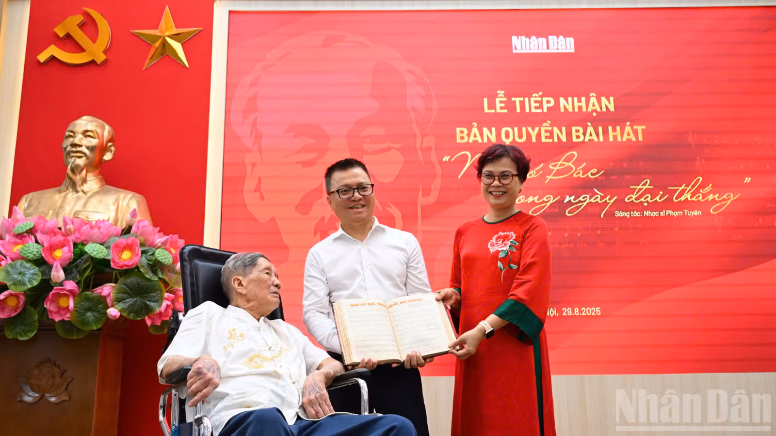 Tổng Biên tập Lê Quốc Minh chụp ảnh lưu niệm với gia đình nhạc sĩ Phạm Tuyên.