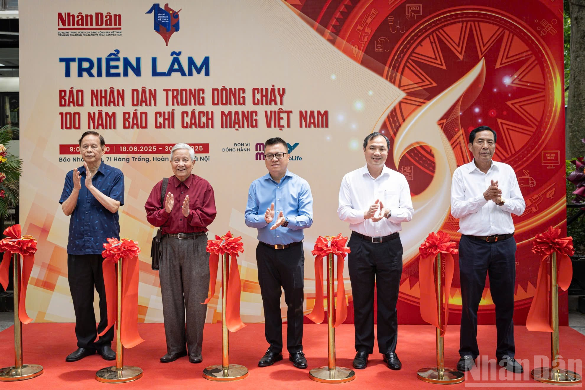Các đại biểu cắt băng khánh thành triển lãm "Báo Nhân Dân trong dòng chảy 100 năm Báo chí Cách mạng Việt Nam" trong khuôn khổ sự kiện. ndo_br_z6716892144680-117e7edea2acc13f9bd2dd8ed246d67d.jpg
