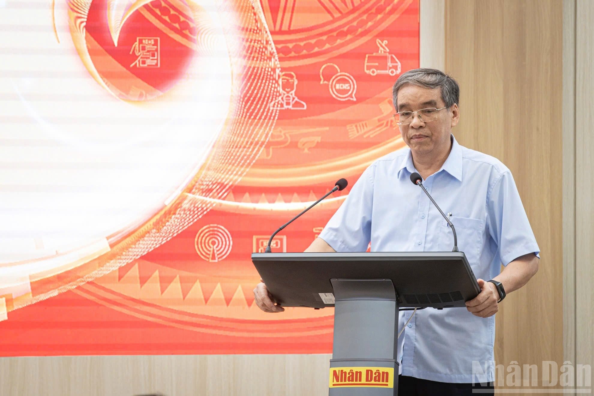 Đồng chí Văn Bắc, nguyên Vụ trưởng, Trưởng Ban Xây dựng Đảng Báo Nhân Dân, nguyên phóng viên chuyên trách Tổng Bí thư chia sẻ tại buổi lễ. ndo_br_z6716891943390-af611b2b48882d2e0497643a9128b7b1.jpg