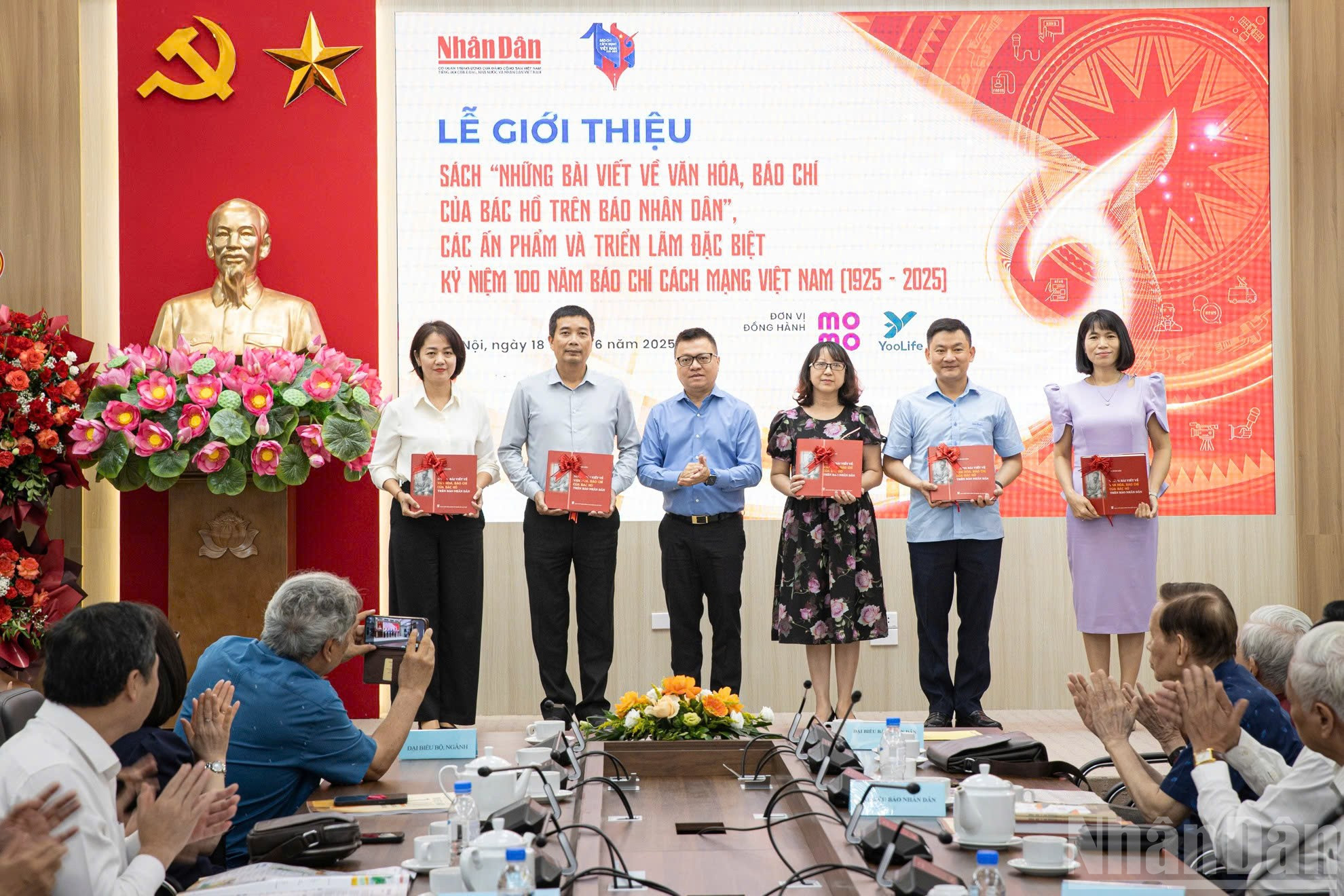 Tổng Biên tập Lê Quốc Minh đã thay mặt Báo Nhân Dân trao tặng sách “Những bài viết về văn hóa, báo chí của Bác Hồ trên Báo Nhân Dân” và ấn phẩm đặc biệt "Dấu ấn và Xu hướng" cho Thư viện Quốc gia Việt Nam, Thư viện Hà Nội, Trung tâm Thông tin khoa học (Học viện Báo chí và Tuyên truyền), Viện Đào tạo Báo chí và Truyền thông (Trường đại học Khoa học Xã hội và Nhân văn, Đại học Quốc gia Hà Nội). ndo_br_z6716892088114-9cfddac813a4af70a1476c6e67eed127.jpg