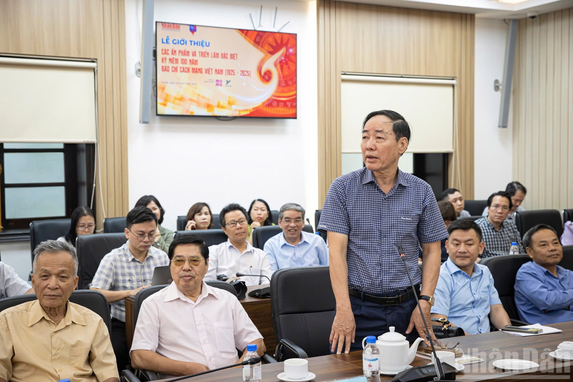 Nhà báo Hải Đường, nguyên Ủy viên Ban Biên tập Báo Nhân Dân bày tỏ ấn tượng về tính xuyên suốt của thời gian, sự đặc sắc về nội dung của ấn phẩm “Dấu ấn & Xu hướng”. ndo_br_z6716891978695-c7795b683c7f561aabac3160636f4c6c.jpg