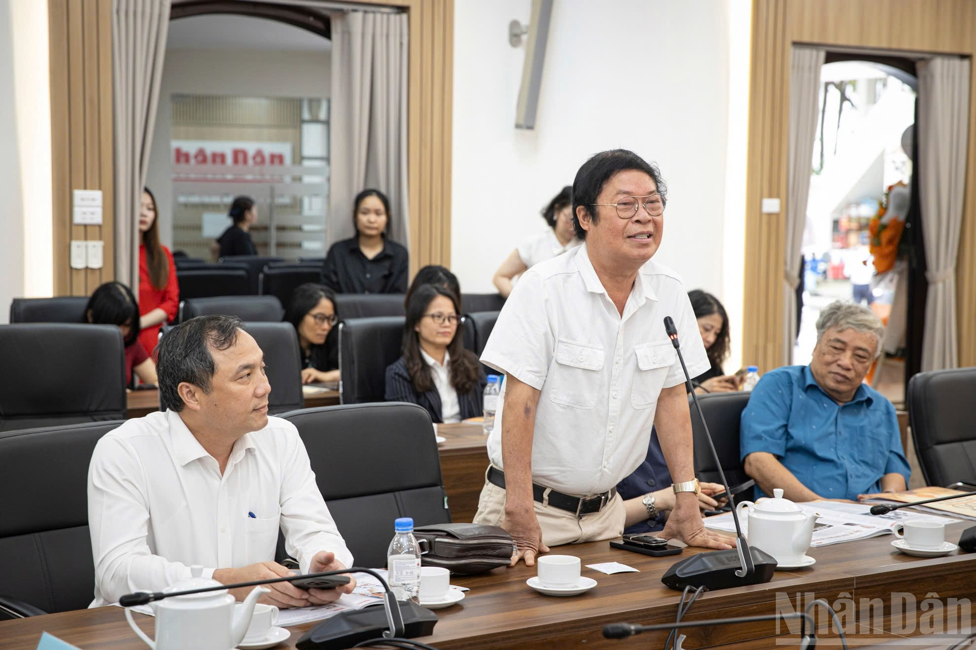 Nhà báo Hữu Ước, nguyên Tổng Biên tập Báo Công an Nhân dân thể hiện sự tôn trọng, kính nể đội ngũ nhà báo của Báo Nhân Dân. ndo_br_z6716892012424-ccf1ec7808c3ed93f97e1e15ae8b2e3c.jpg