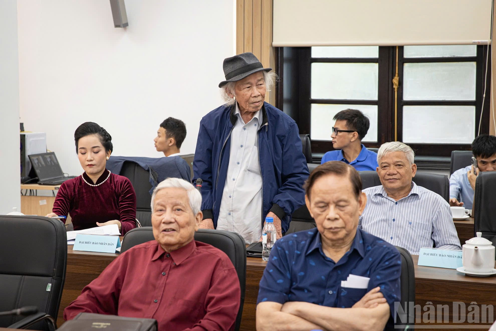 Nhà báo lão thành Đỗ Quảng chia sẻ những kỷ niệm về các đồng nghiệp dưới gốc đa Báo Nhân Dân tại sự kiện. ndo_br_z6716892047777-68d1df0bfeb1b8c494eb9fc34c86abfd.jpg