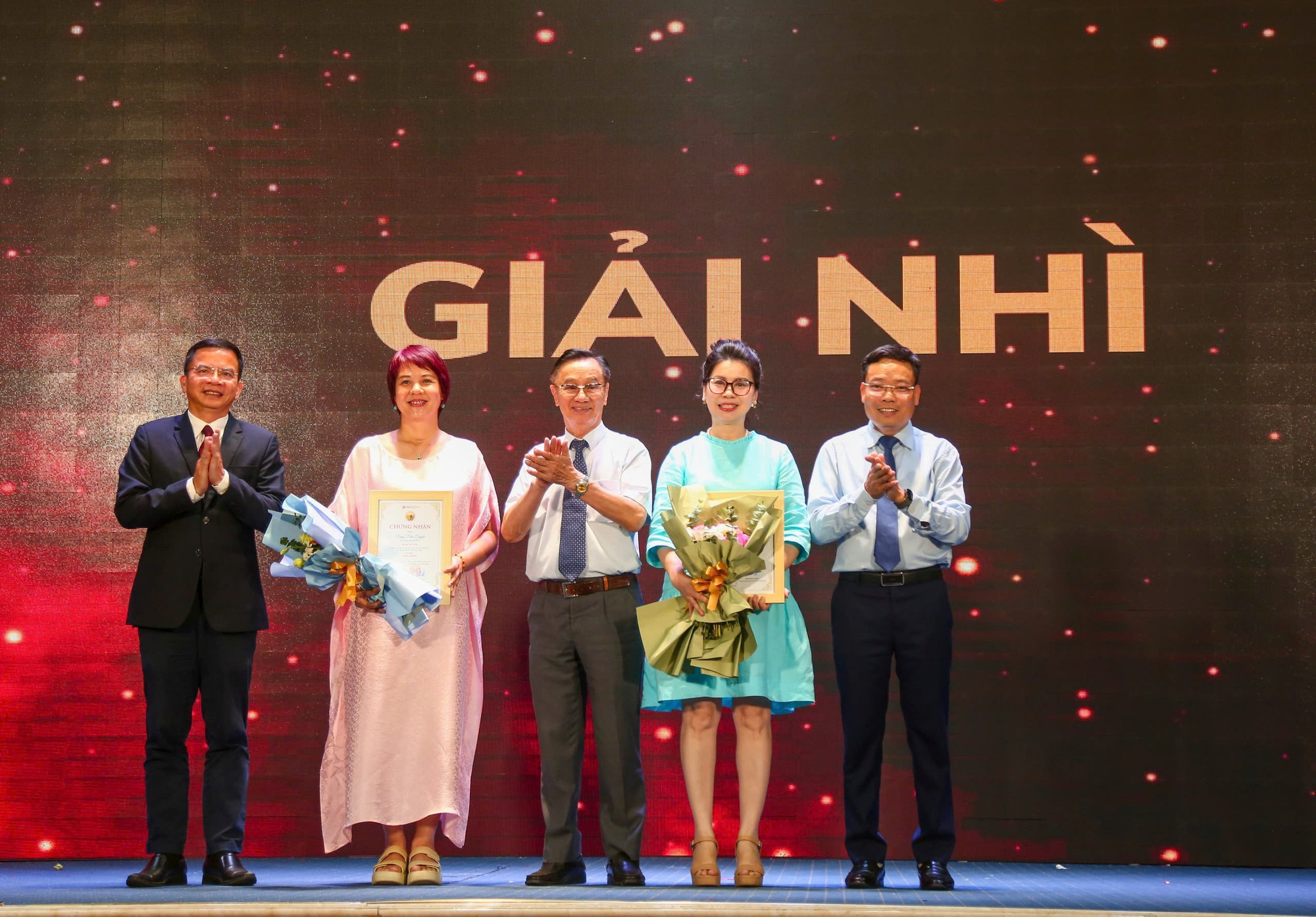 Giải Nhì cuộc thi thuộc về tác phẩm "Cha tôi" của tác giả Phan Thanh Phong (Báo Nhân Dân) và tác phẩm "Để gió cuốn đi" của tác giả Đặng Diễm Quỳnh (Đài Truyền hình Việt Nam). z7004994455847-df981f2b877ac5eed3522757daa6eb73.jpg