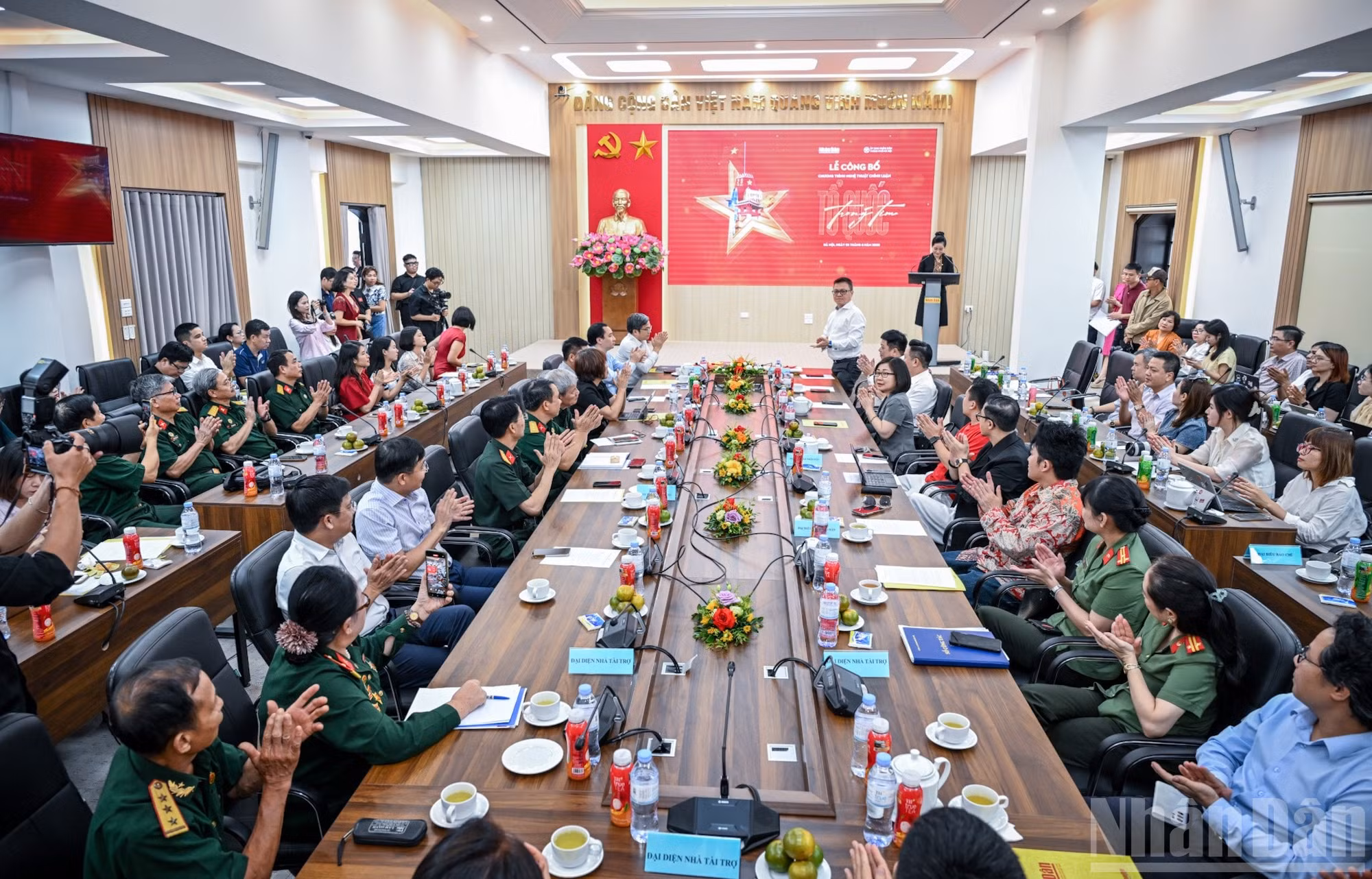 Quang cảnh buổi lễ công bố chương trình nghệ thuật chính luận "Tổ quốc trong tim". (Ảnh: THÀNH ĐẠT)