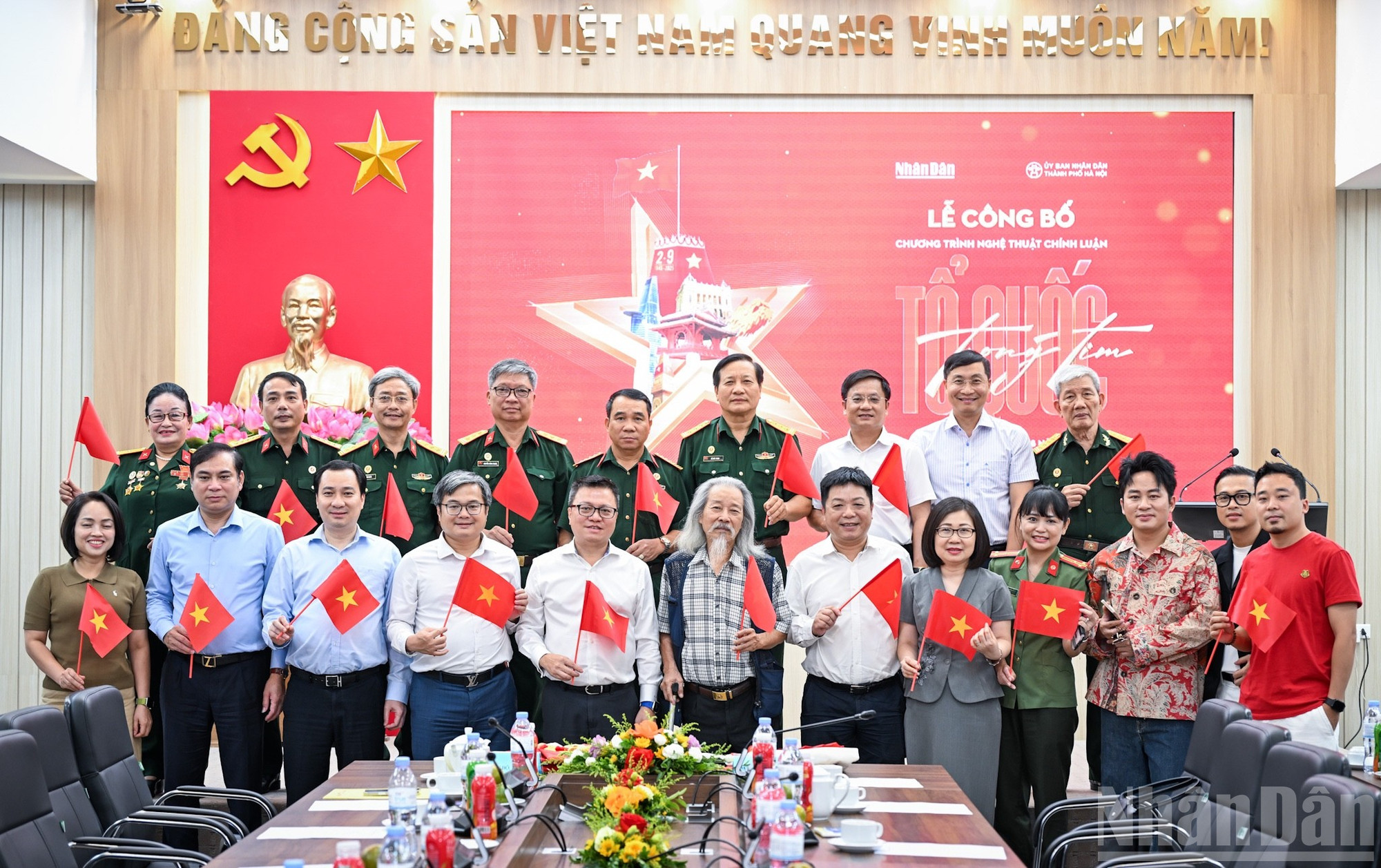 Các đại biểu chụp ảnh lưu niệm sau khi buổi lễ kết thúc. ndo_br_z6863274384796-2536b9977eee4642d879487e3bf15f08.jpg