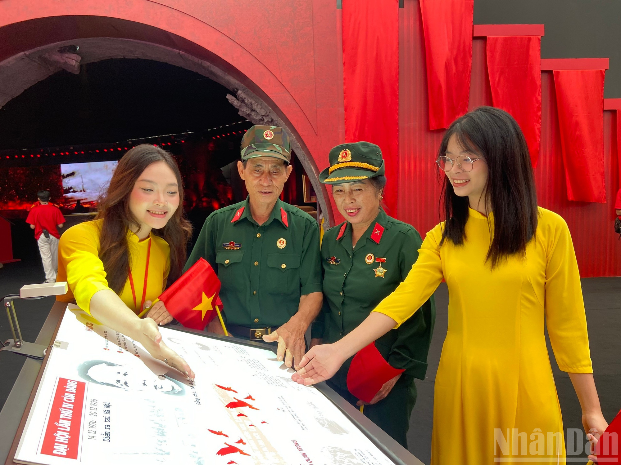 Vợ chồng bà Nguyễn Thị Thanh Đoan và ông Đào Duy Cát bày tỏ sự thích thú về cuốn sách tương tác. ndo_br_z6981686090505-7fce5912afe8b8e1bfa7c00280850d6b.jpg