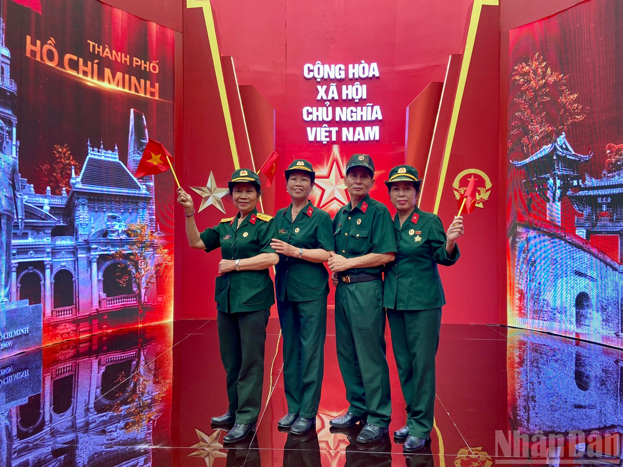 Bà Nguyễn Thị Thanh Đoan cùng đồng đội check-in tại Triển lãm "95 năm Cờ Đảng soi đường". ndo_br_z6981686147657-7f21a27d904a4e80c26e12640725fb6f.jpg