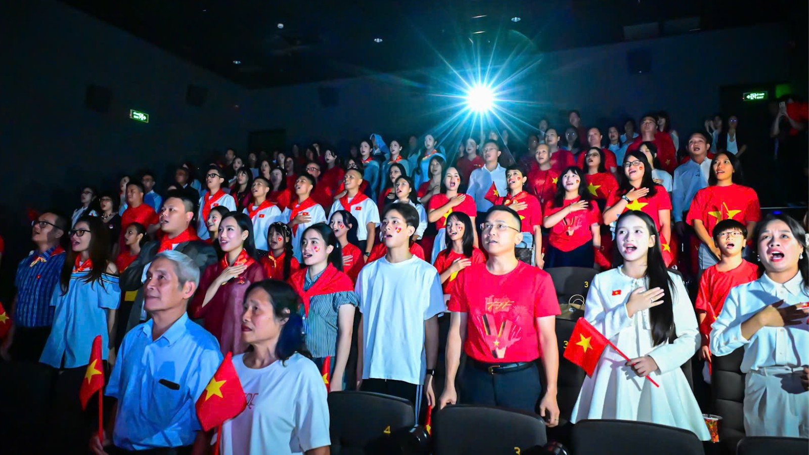 Khoảnh khắc tất cả khán giả cùng hát vang Quốc ca khi được xem lại những thước phim xúc động trong “Tổ quốc trong tim: The Concert Film”.