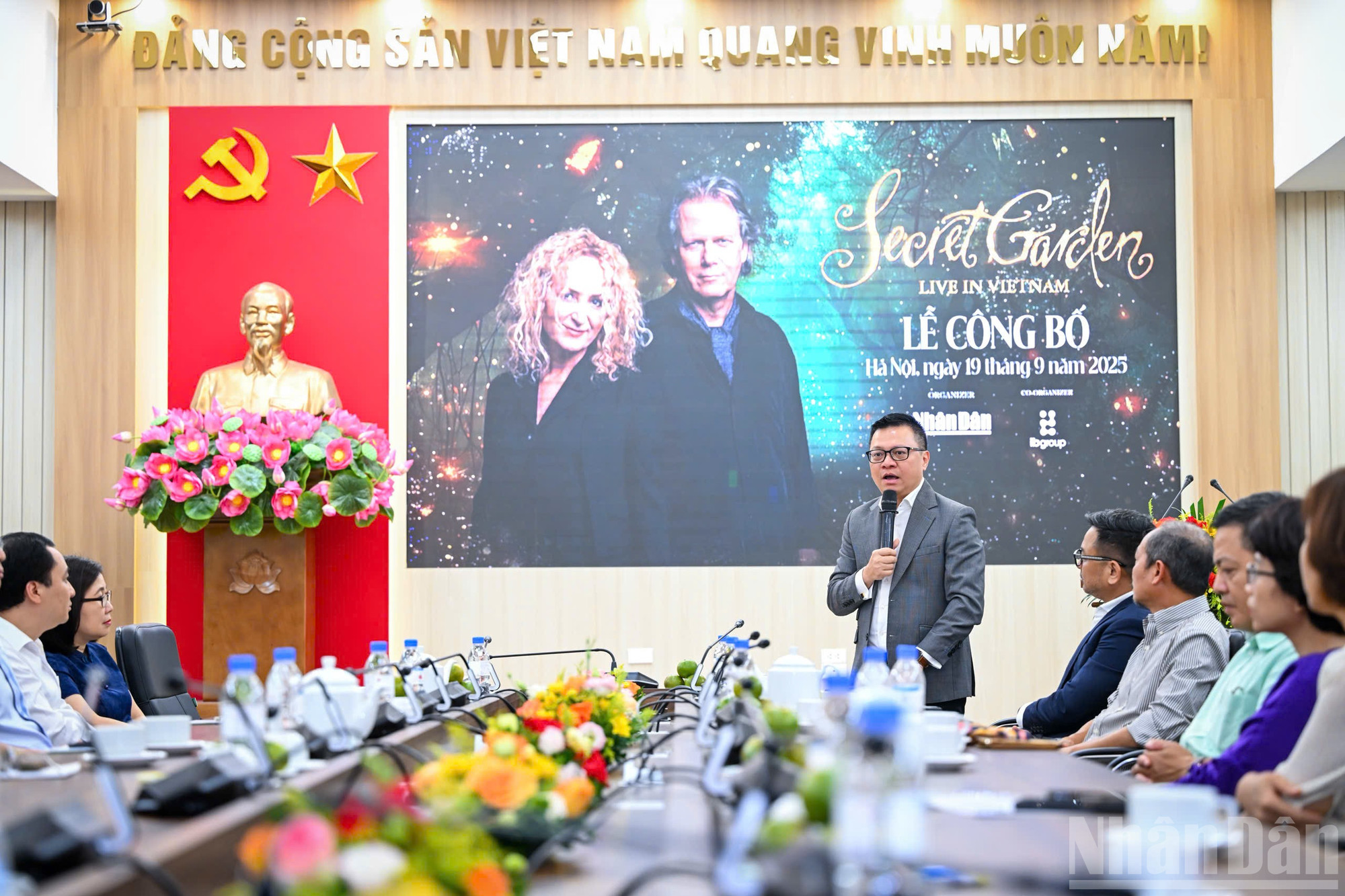 Theo Tổng Biên tập Báo Nhân Dân Lê Quốc Minh, đêm nhạc không chỉ là cơ hội để công chúng Việt Nam thưởng thức âm nhạc đỉnh cao thế giới, mà còn là dịp để lan tỏa những giá trị văn hóa, nhân văn và tinh thần đoàn kết thông qua âm nhạc ndo_br_z7028543732969-b128e85bb71c6aeea87719abd453022c.jpg