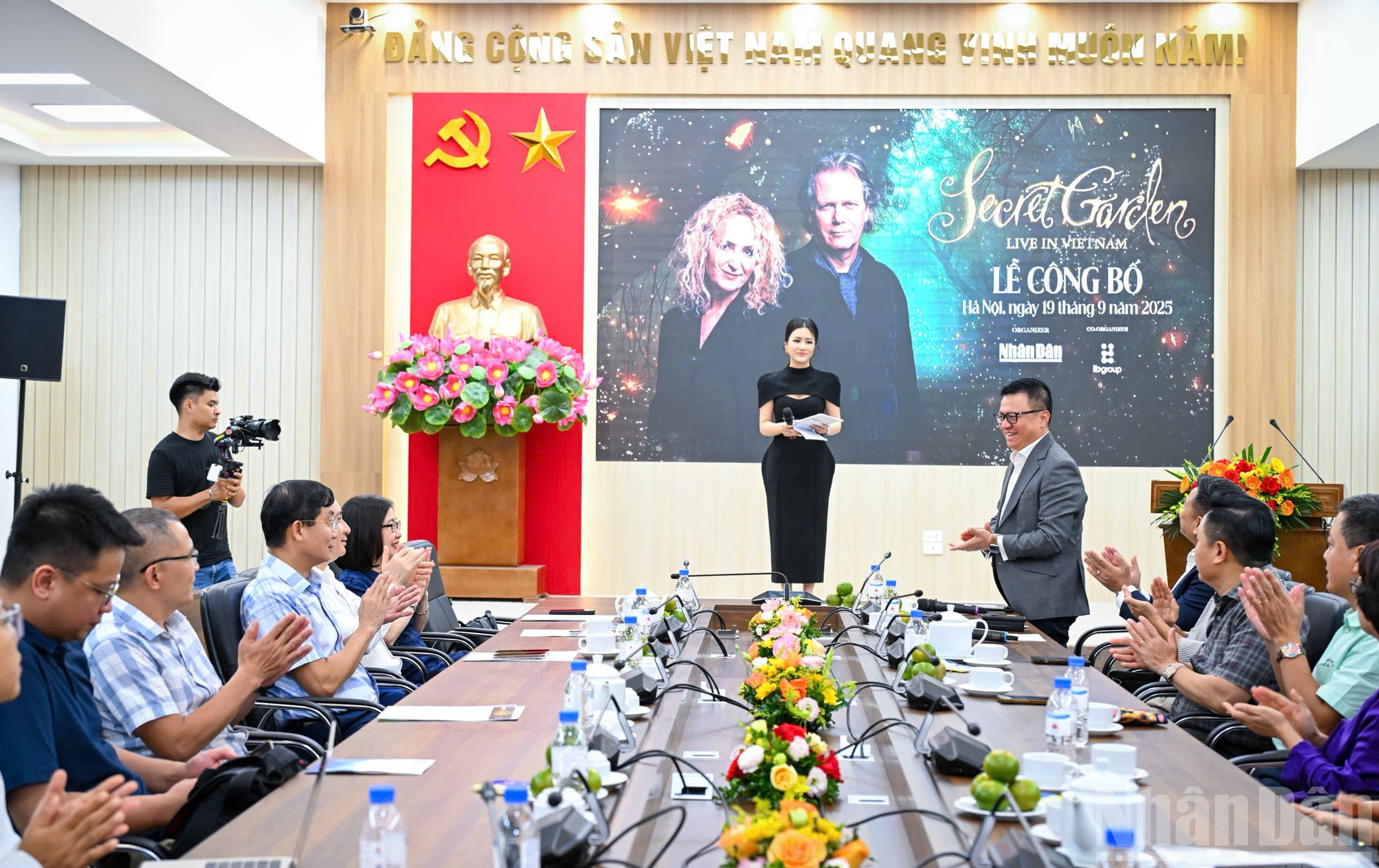 Đêm nhạc “Secret Garden Live in Vietnam” diễn ra vào 19 giờ 30 ngày 18/10 tại Trung tâm Hội nghị Quốc gia, Mỹ Đình, Hà Nội.