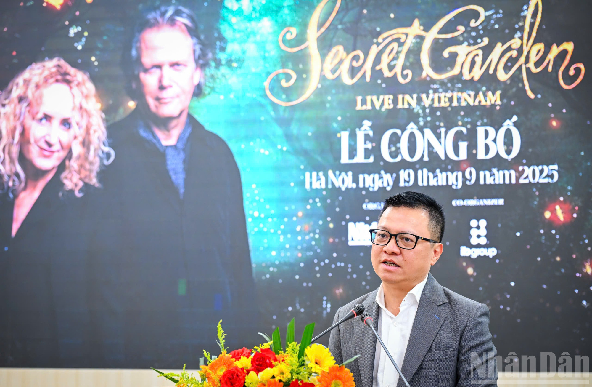 Ông Lê Quốc Minh, Ủy viên Trung ương Đảng, Tổng Biên tập Báo Nhân Dân, Phó trưởng Ban Tuyên giáo và Dân vận Trung ương, Chủ tịch Hội Nhà báo Việt Nam, Trưởng Ban chỉ đạo chương trình cho biết, lần đầu tiên, bộ đôi huyền thoại Secret Garden sẽ mang những giai điệu thính phòng giao thoa đầy cảm xúc đến khán giả Việt Nam, đúng dịp kỷ niệm 30 năm sự nghiệp của họ. ndo_br_z7028543774123-dd4bd7e610b40cff66912bf77a01b31b.jpg