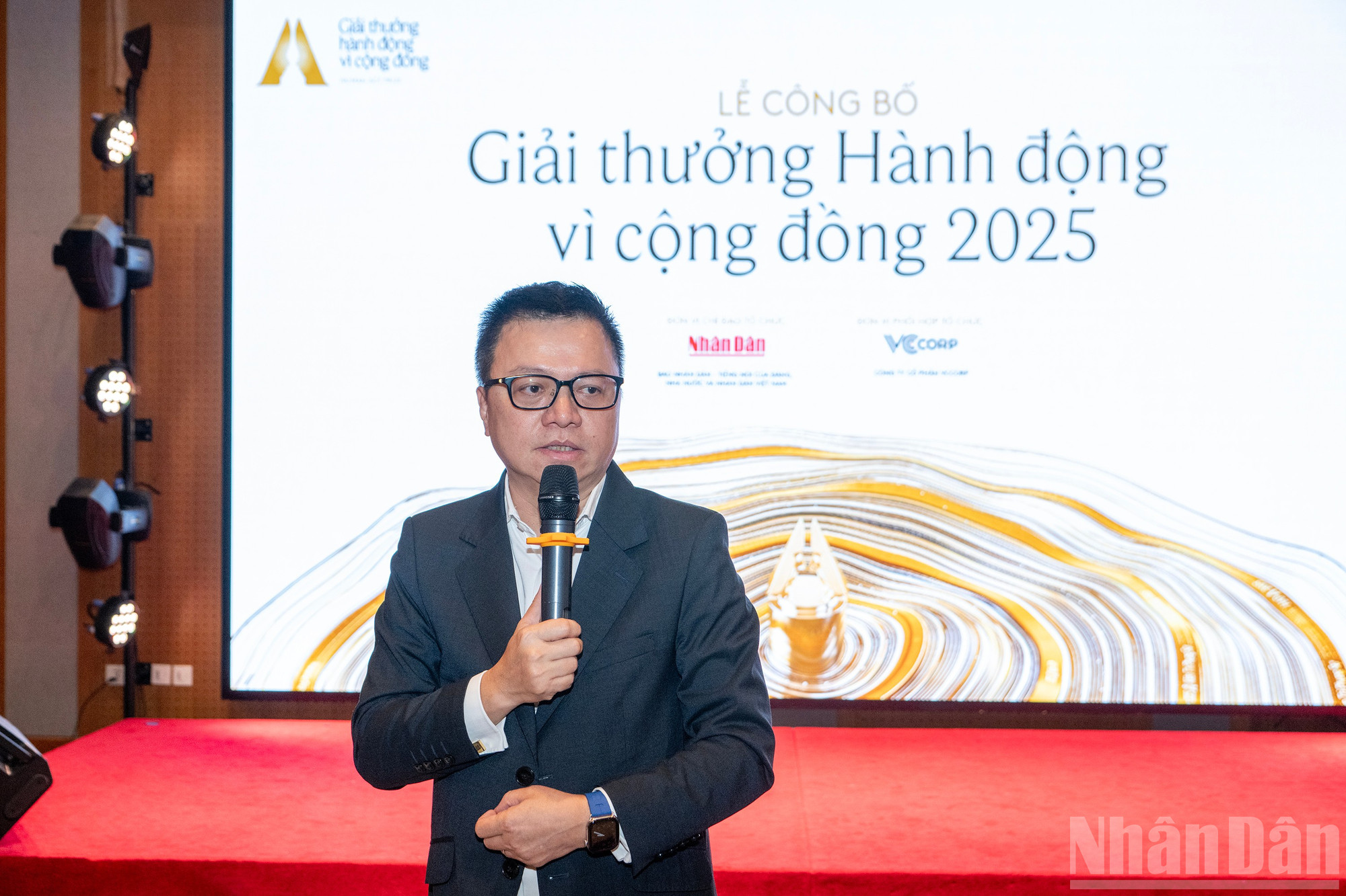 Đồng chí Lê Quốc Minh trả lời phỏng vấn báo chí về những nội dung chung quanh giải thưởng Human Act Prize mùa 3. ndo_br_chi-2895-2-sao-chep.jpg