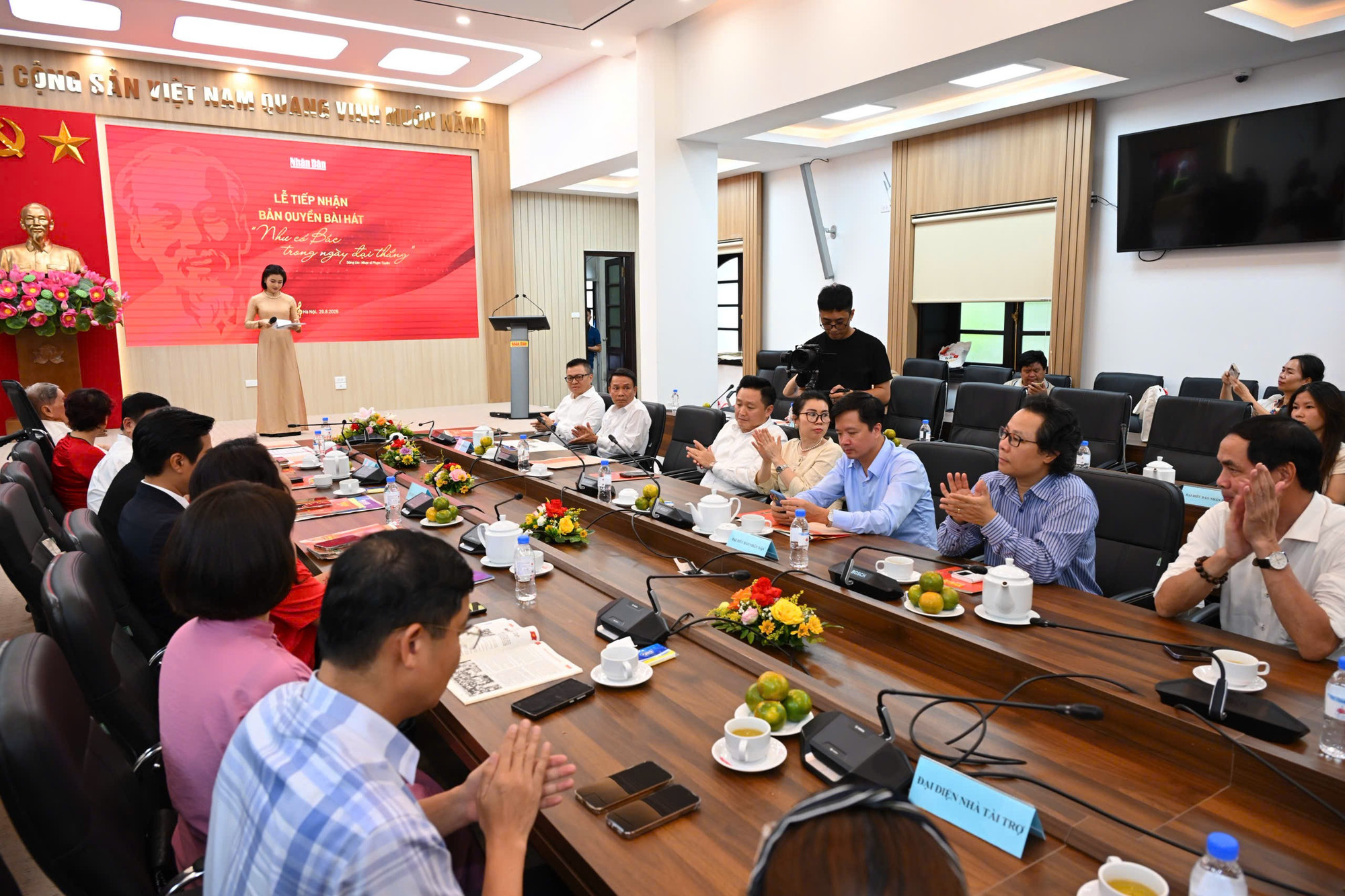 Các đại biểu tham dự buổi lễ. z6957439606329-f39b9ad23e00ac23aae3f8e39ece5e7f.jpg