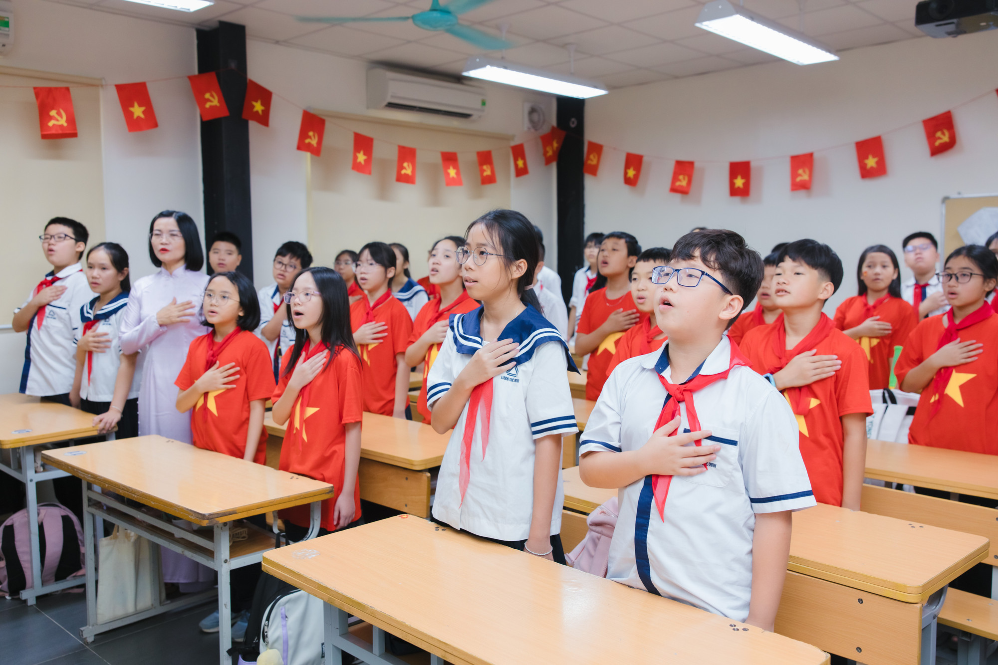 全国の2,600万人の学生とともに国旗に敬礼し、国歌を歌った。 mic-8522.jpg