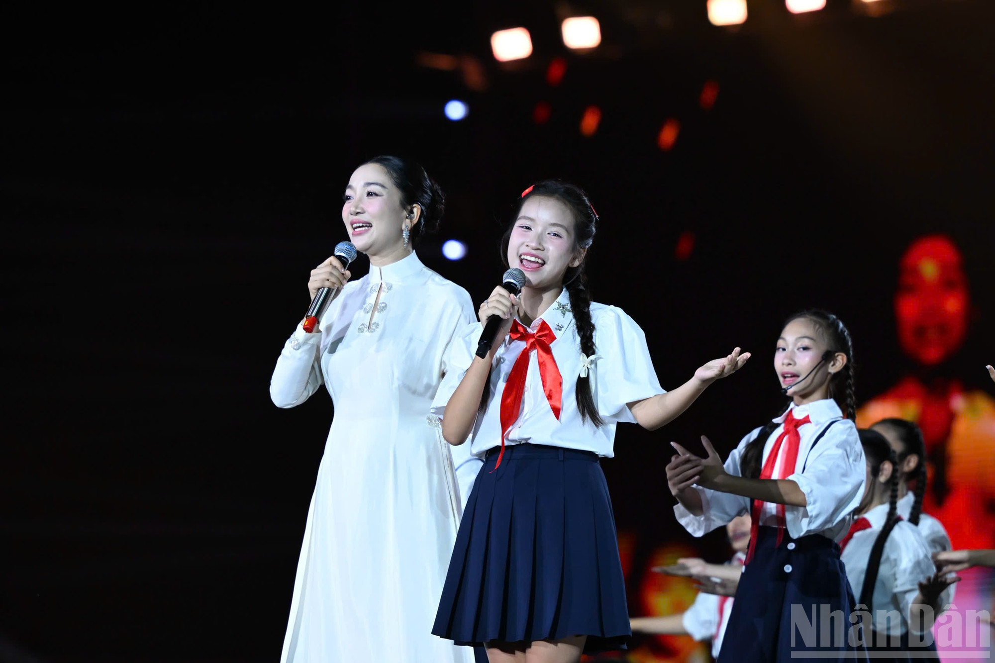 Liên khúc "Ai yêu Bác Hồ Chí Minh hơn thiếu niên nhi đồng, Bác Hồ - Người cho em tất cả" với màn trình diễn của ca sĩ Phạm Thu Hà và các ca sĩ nhí. ndo_br_z6893958508330-dc89f7b3fc7cad6f216e76cd0cc22a6f.jpg