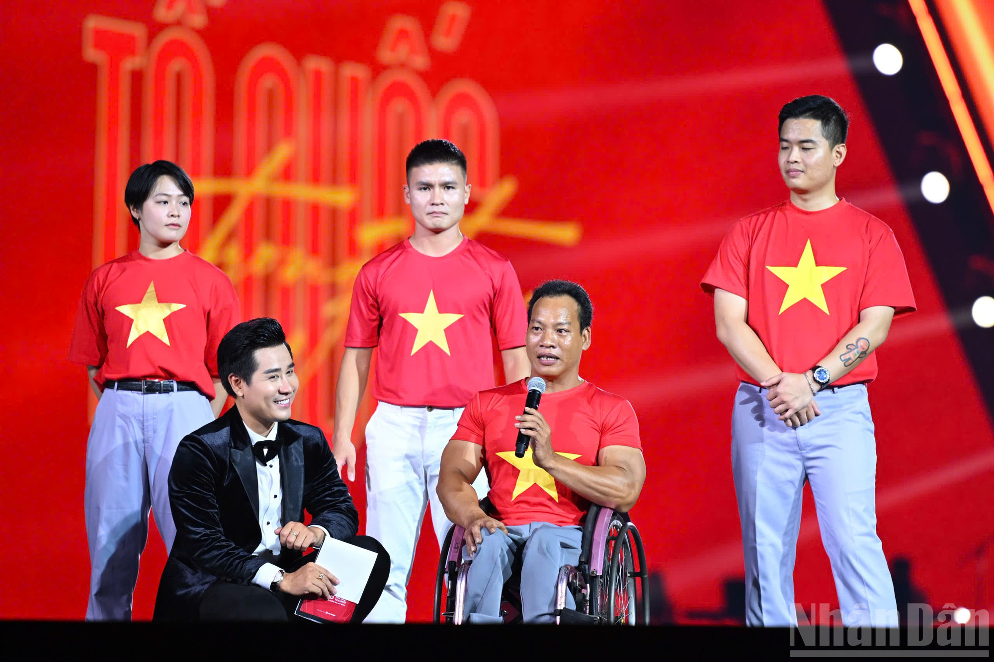 Các vận động viên tiêu biểu của thể thao Việt Nam: cầu thủ Quang Hải, kình ngư Ánh Viên, lực sĩ cử tạ khuyết tật Lê Văn Công... giao lưu trên sân khấu. ndo_br_z6893958538168-54357535d16ee13e3d71c7ddbbb7f89b.jpg