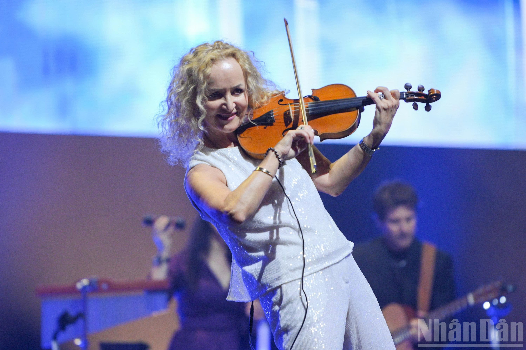 Cùng cây violin thân thuộc, Fionnuala Sherry như đang phiêu du trong thế giới âm nhạc đầy màu sắc. ndo_br_z7131305007138-51083494f861d5de356777fe76c355b8.jpg