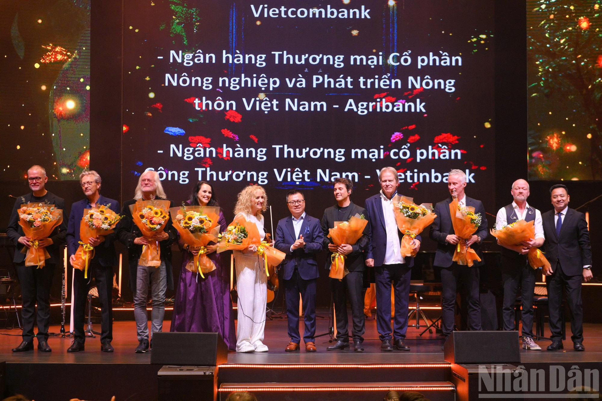 Ông Lê Quốc Minh, Ủy viên Trung ương Đảng, Tổng Biên tập Báo Nhân Dân, Phó Trưởng Ban Tuyên giáo và Dân vận Trung ương, Chủ tịch Hội Nhà báo Việt Nam tặng hoa cho các nghệ sĩ. ndo_br_z7131306720160-bbee53e88681c3a63f73b6b3eaf8a064.jpg