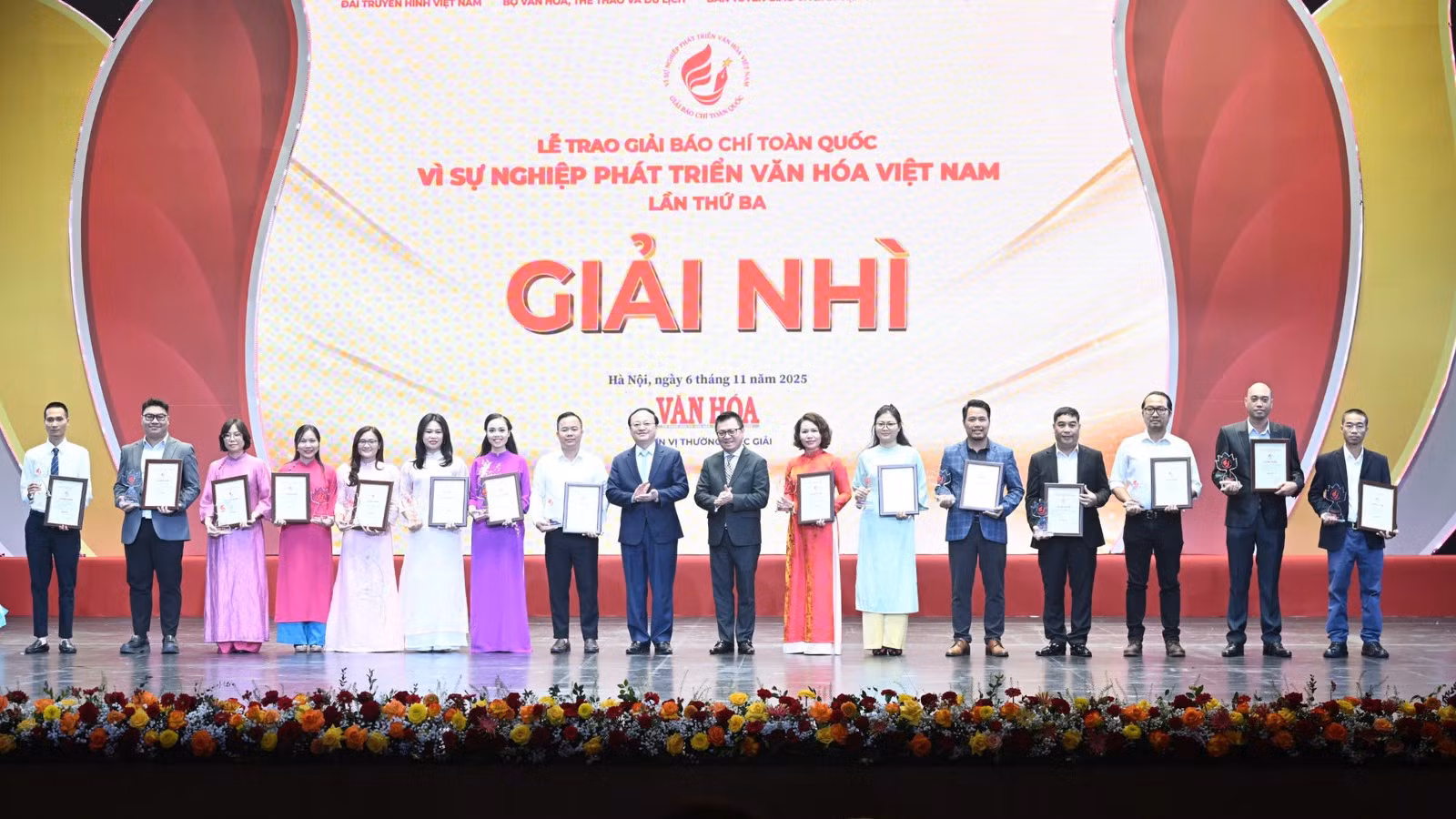 Đồng chí Lê Quốc Minh, Ủy viên Trung ương Đảng, Phó Trưởng Ban Tuyên giáo và Dân vận Trung ương, Tổng Biên tập Báo Nhân Dân, Chủ tịch Hội Nhà báo Việt Nam và đồng chí Đỗ Tiến Sỹ, Ủy viên Trung ương Đảng, Tổng Giám đốc Đài Tiếng nói Việt Nam trao giải Nhì cho các tác giả và đại diện nhóm tác giả.