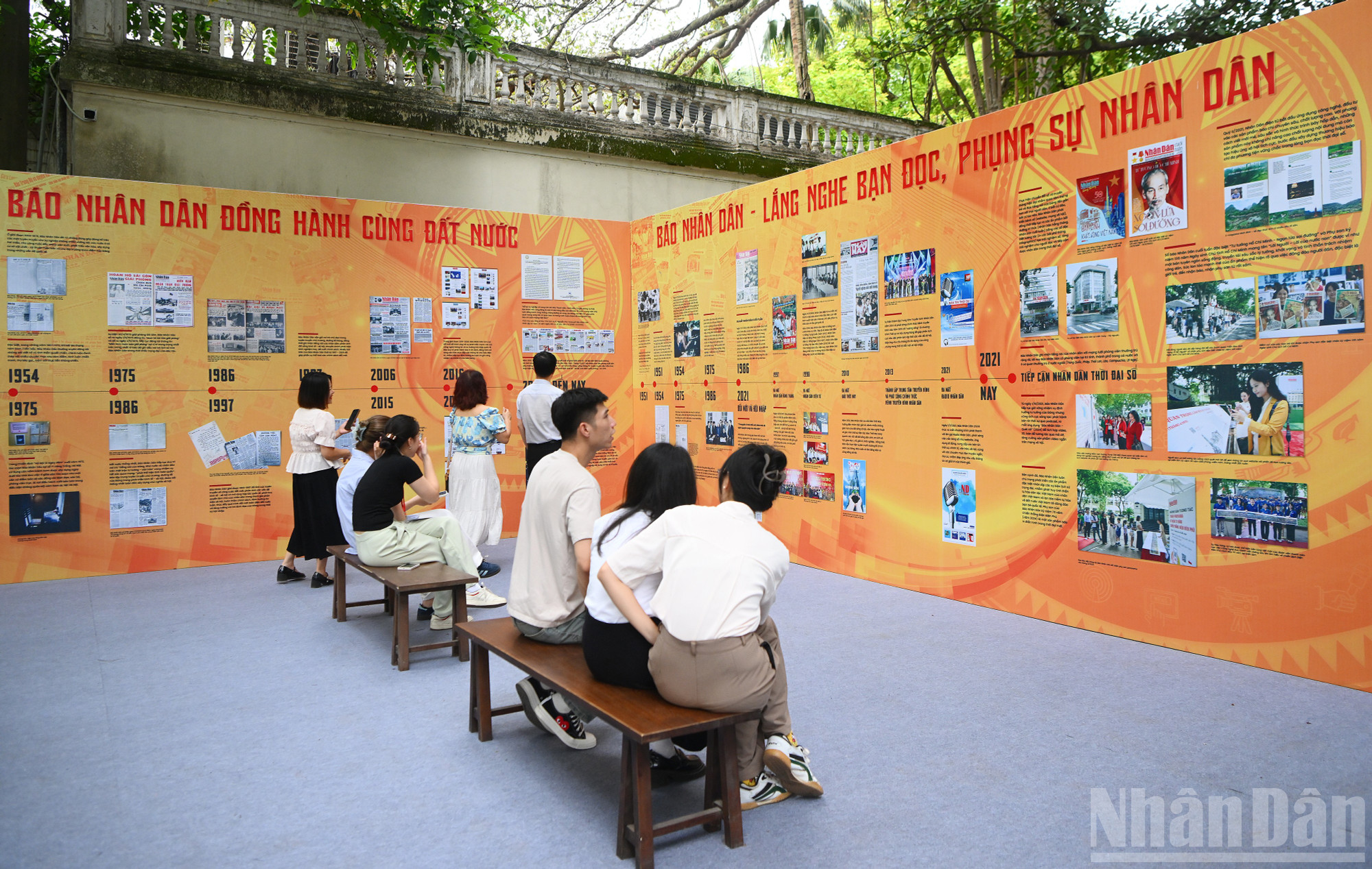 Triển lãm thu hút đông đảo công chúng tham quan. ndo_br_huy-0274.jpg