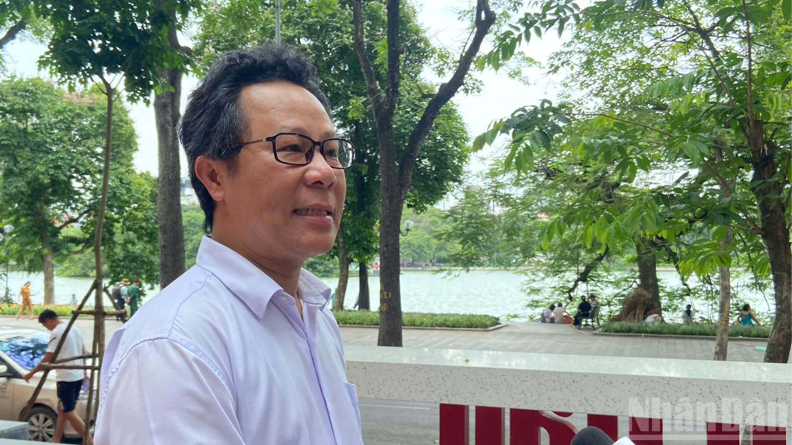 Nhà báo Vũ Mai Hoàng, Trưởng ban Công nghệ, Báo Nhân Dân chia sẻ về các yếu tố công nghệ được tích hợp tại triển lãm. ndo_br_thiet-ke-chua-co-ten-18.png