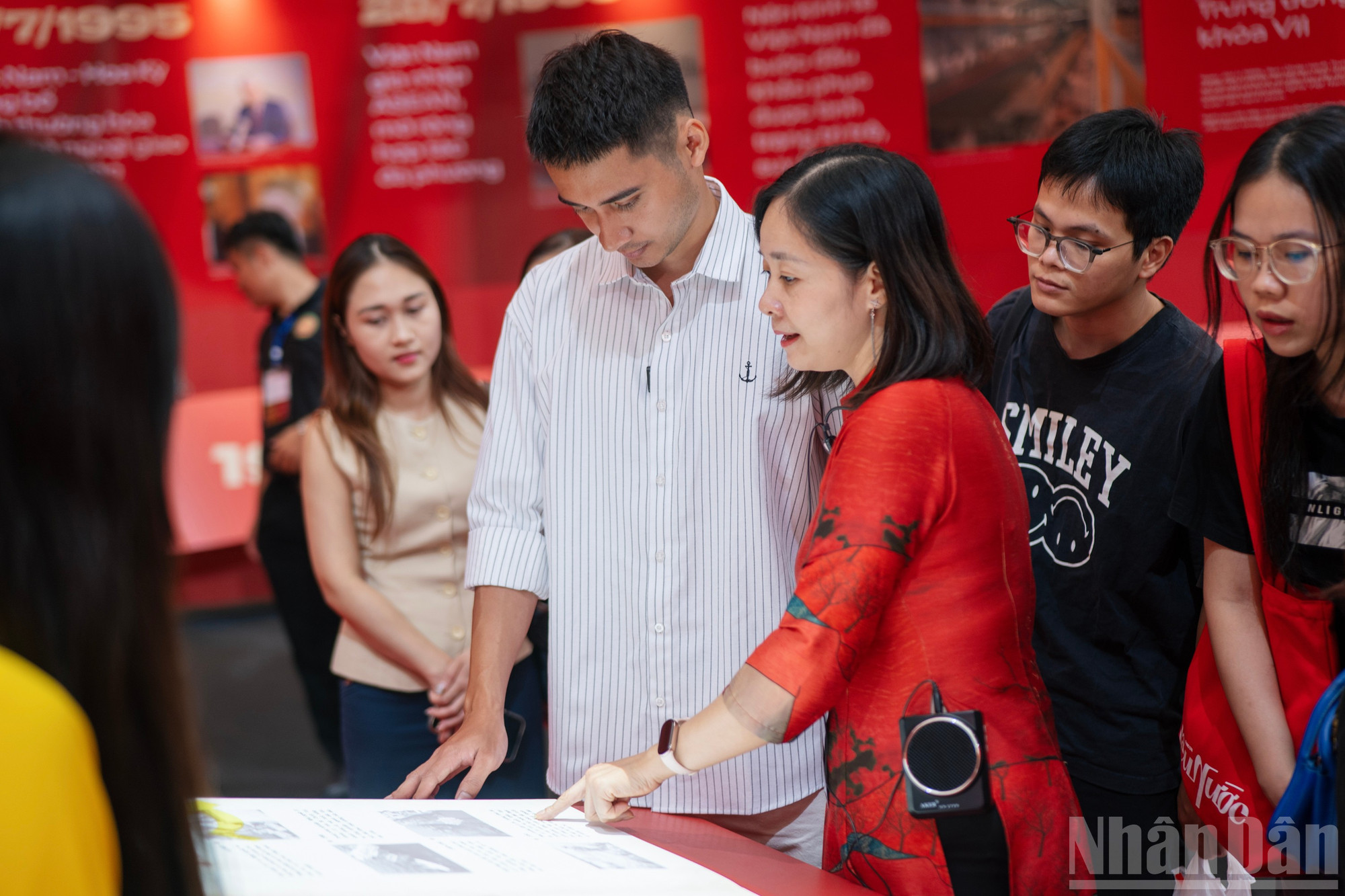 Du khách trải nghiệm sách tương tác tại Triển lãm "95 năm Cờ Đảng soi đường".