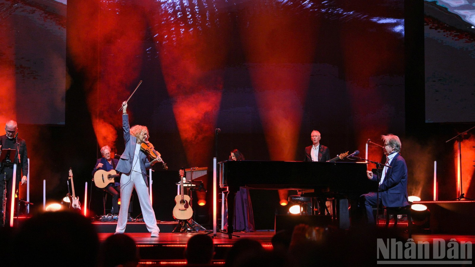 Đêm nhạc "Secret Garden Live in Vietnam" đã đưa hơn 3.000 khán giả bước vào thế giới cổ tích đầy mơ mộng, sâu lắng và hoài niệm. (Ảnh: THẾ ĐẠI)