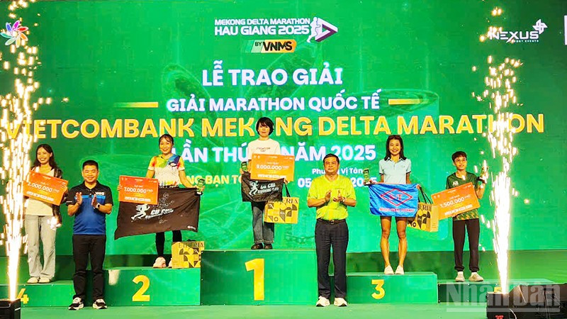 Trao giải cho các vận động viên nữ ở cự ly 21km. ndo_br_6.jpg
