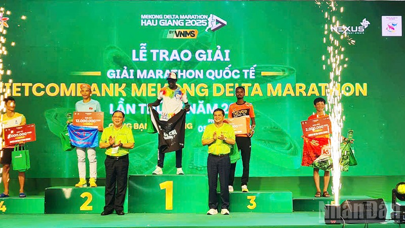 Trao giải cho các vận động viên nam ở cự ly 42km.