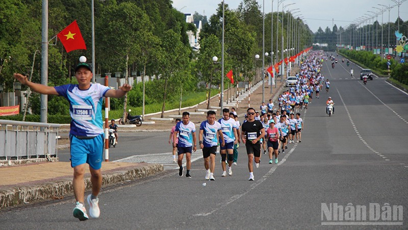 Giải Marathon quốc tế “Mekong Delta Marathon” Hậu Giang lần thứ V năm 2024 thu hút hơn 10 nghìn vận động viên tham gia. ndo_br_12.jpg