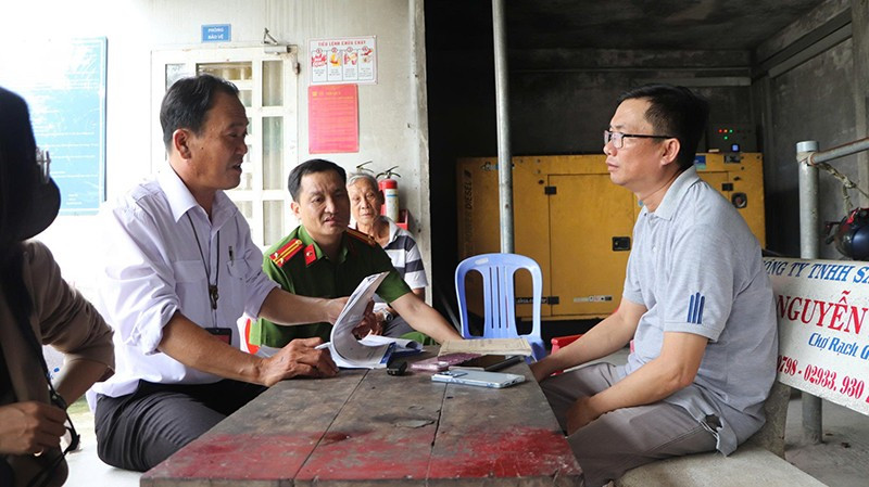 Đoàn kiểm tra làm việc với với đại diện Công ty cổ phần chăn nuôi C.P Việt Nam chi nhánh Hậu Giang. 2.jpg