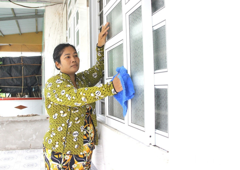 Bà Thị Hường, ngụ ấp 5, xã Xà Phiên bên căn nhà mới xây. ndo_br_a.jpg