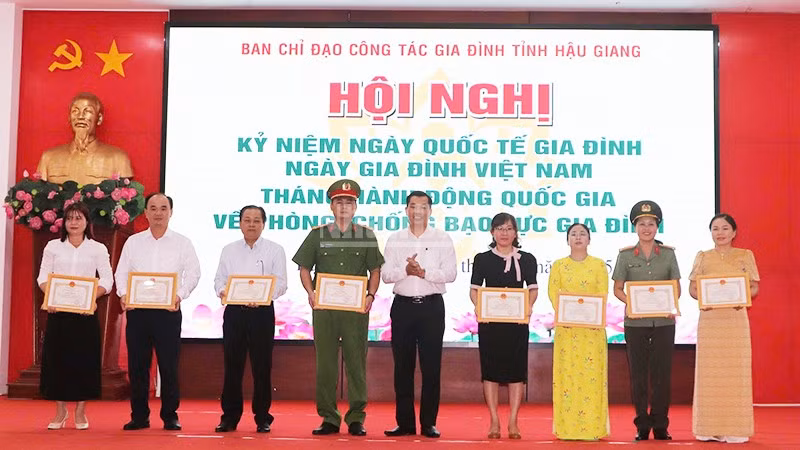 Tuyên dương các tập thể, cá nhân có thành tích xuất sắc trong triển khai thực hiện công tác gia đình và phòng, chống bạo lực gia đình năm 2024.