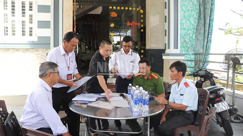 Đoàn kiểm tra làm việc với chủ cơ sở giết mổ lợn Dững-Nga, ngày 2/6/2025. ndo_c_1.jpg