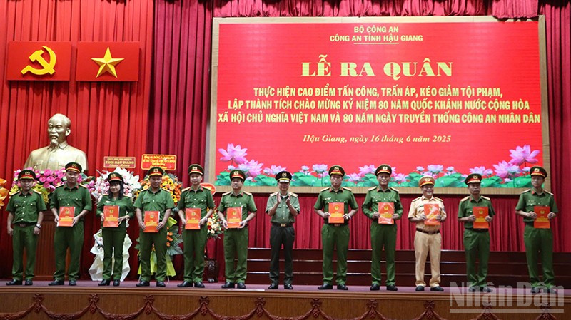 Đại diện các đơn vị nhận lệnh ra quân.