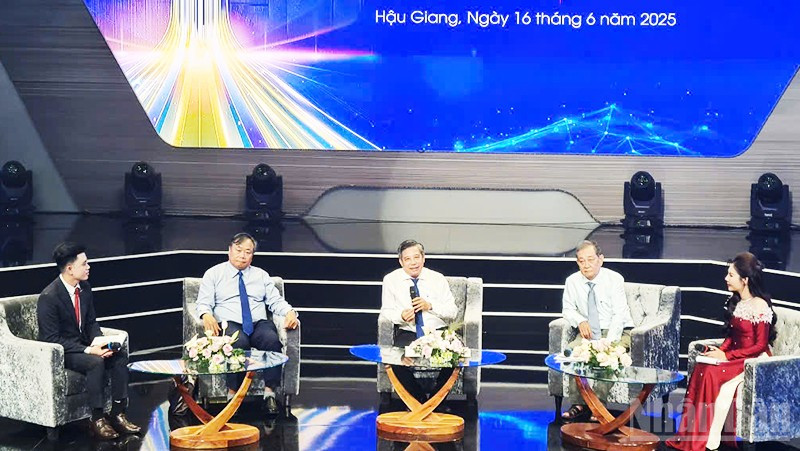 Các diễn giả tham gia tọa đàm tại Chương trình. ndo_br_3-365.jpg