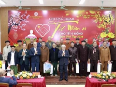 Phó Chủ tịch Thường trực Quốc hội Đỗ Văn Chiến và Bí thư Tỉnh ủy Phú Thọ Phạm Đại Dương tặng quà cho người có uy tín trên địa bàn xã Đạo Trù.