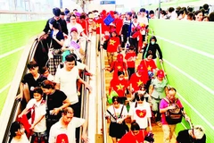 Tàu điện Cát Linh-Hà Đông phục vụ tốt nhu cầu đi lại, tham quan của người dân trong dịp kỷ niệm 80 năm Cách mạng Tháng Tám và Quốc khánh 2/9. (Ảnh HỒNG THÁI)