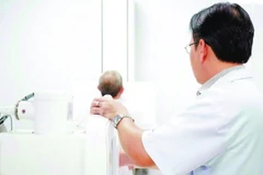 Người cao tuổi đến khám phổi tại Bệnh viện Chợ Rẫy.