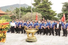 Đoàn dâng hoa, dâng hương tại Nhà tưởng niệm Chủ tịch Hồ Chí Minh trên đỉnh đèo De. (Ảnh HOÀNG HÙNG)