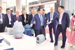 Lãnh đạo Thành phố Hồ Chí Minh và các đại biểu tham quan gian trưng bày sản phẩm động cơ điện của doanh nghiệp Italia đầu tư tại thành phố.