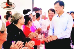 Bí thư Thành ủy Hà Nội Nguyễn Duy Ngọc chung vui với nhân dân thôn Khánh Chúc Đồi, xã Ba Vì trong Ngày hội Đại đoàn kết toàn dân tộc.