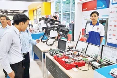 Các đại biểu tham quan triển lãm thành tựu ứng dụng công nghệ chiến lược thúc đẩy phát triển khoa học, công nghệ, đổi mới sáng tạo và chuyển đổi số được tổ chức tại Thành phố Hồ Chí Minh. 