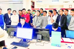 Lưu học sinh Lào thăm Trung tâm Phục vụ hành chính công tỉnh Phú Thọ.