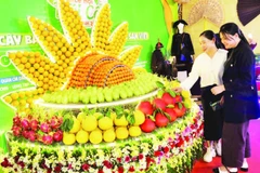 Chị em phụ nữ với nông sản tiêu biểu của địa phương tại Lễ hội trái cây.