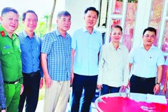 Bí thư Đảng ủy và Chủ tịch Ủy ban nhân dân phường Vĩnh Trạch trực tiếp đến tận nhà công dân gặp gỡ, đem lại kết quả tốt đẹp.