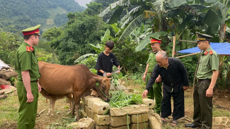 Người có uy tín ở Sơn La thường xuyên phối hợp các lực lượng tuyên truyền, vận động người dân phát triển kinh tế.